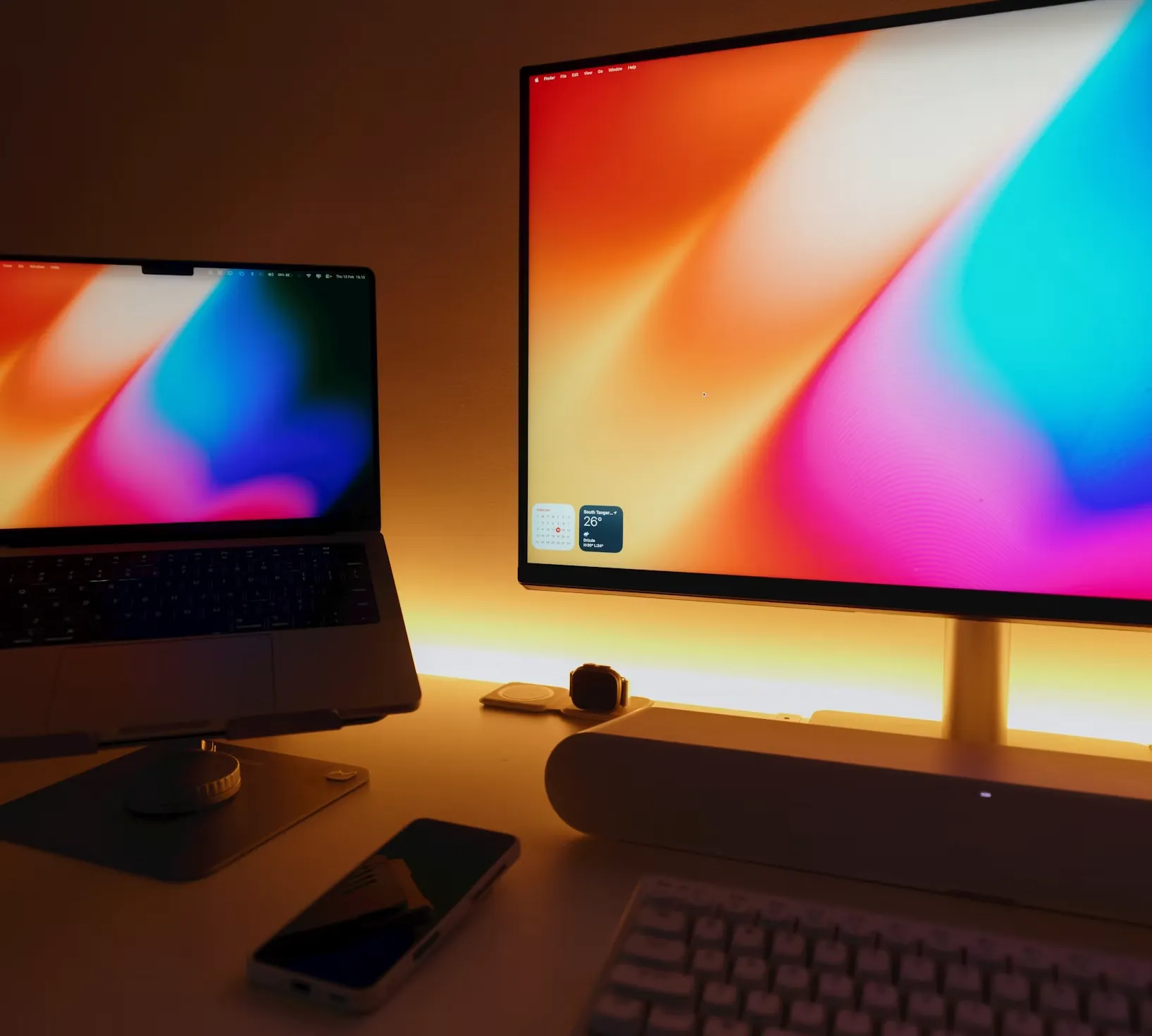 Espacio de trabajo con portátil, monitor externo y teclado para desarrollo web